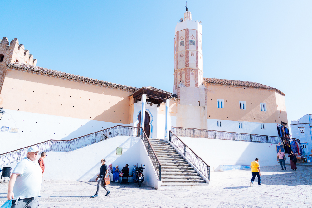 Masjid dengan menara segi empat di medina Chefchaouen