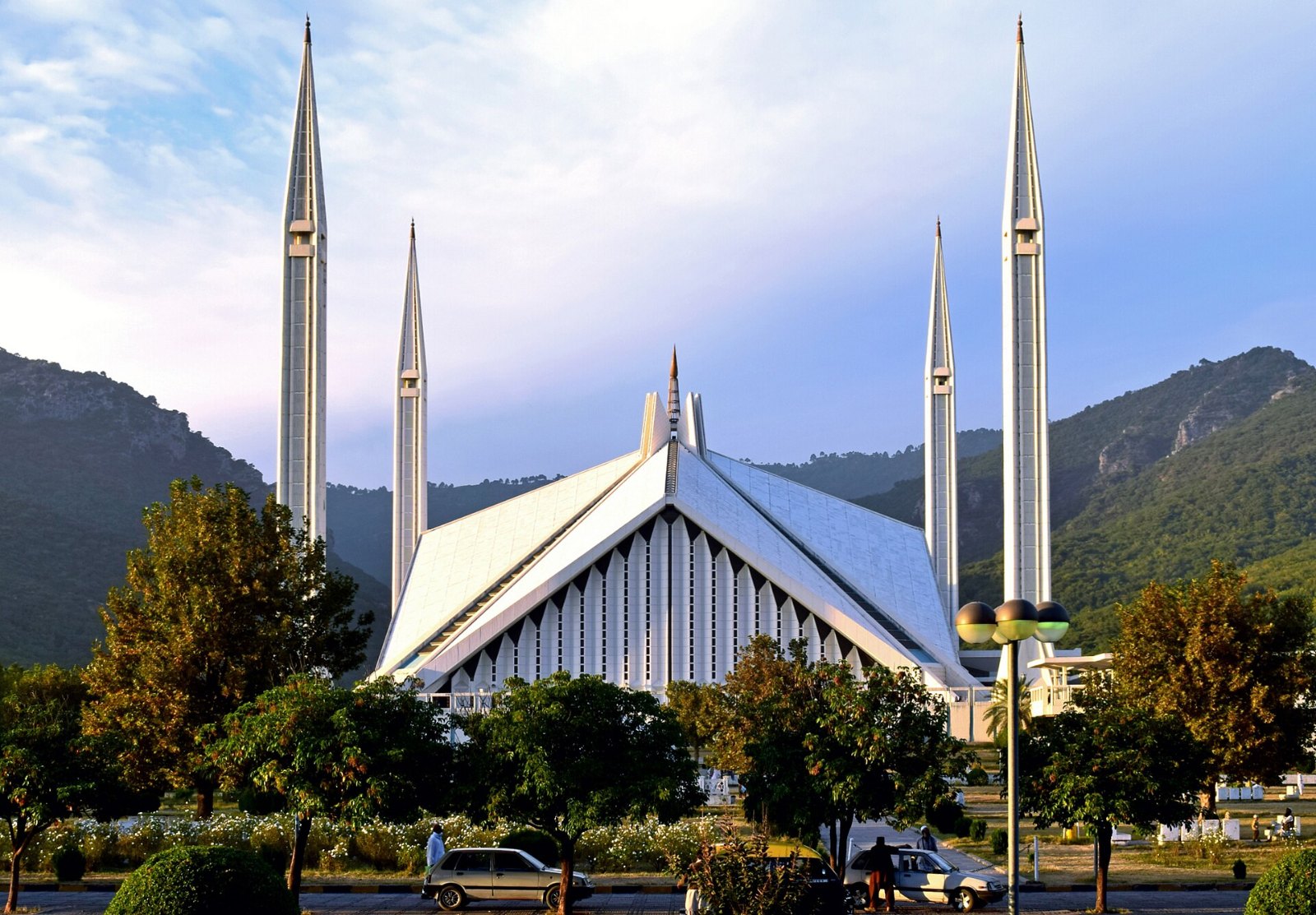 Masjid Faisal di Islamabad dengan empat menara dan Bukit Margalla