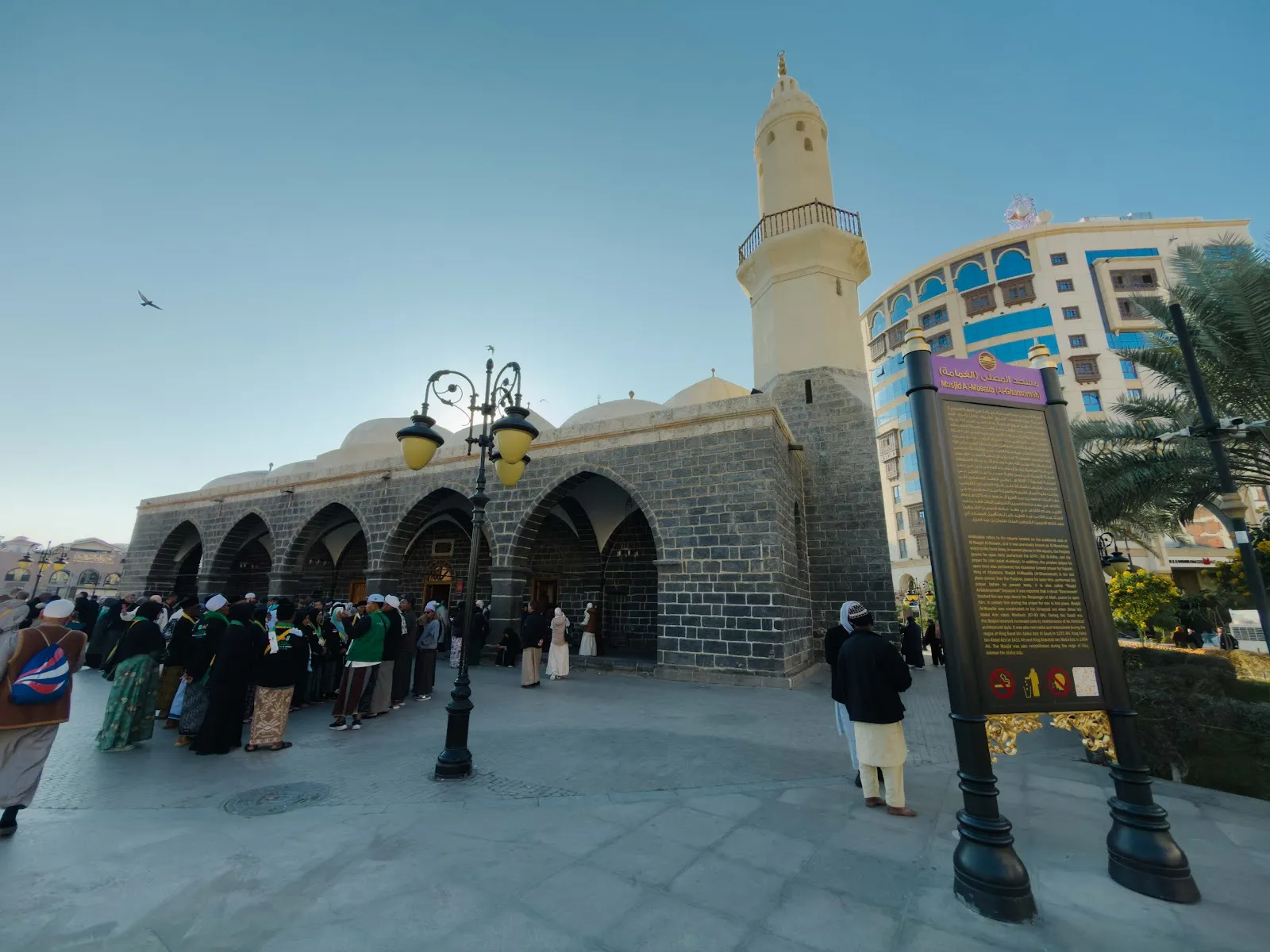Masjid Ghamamah di Madinah dengan serambi berkubah, menara dan papan maklumat sejarah