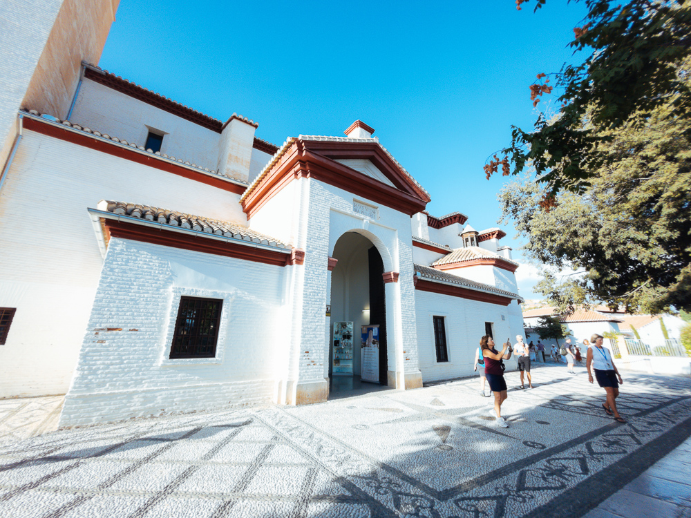 Bangunan luar Masjid Granada berhampiran Plaza San Nicolás, Albaicín