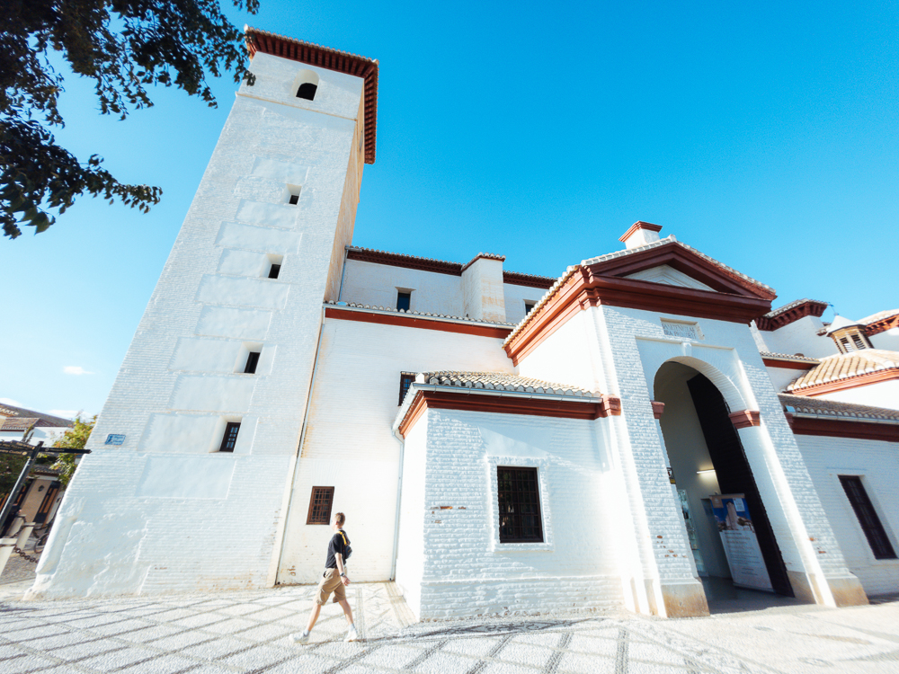 Masjid Granada, menara putih dan pintu masuk Mezquita Mayor de Granada di Albaicín