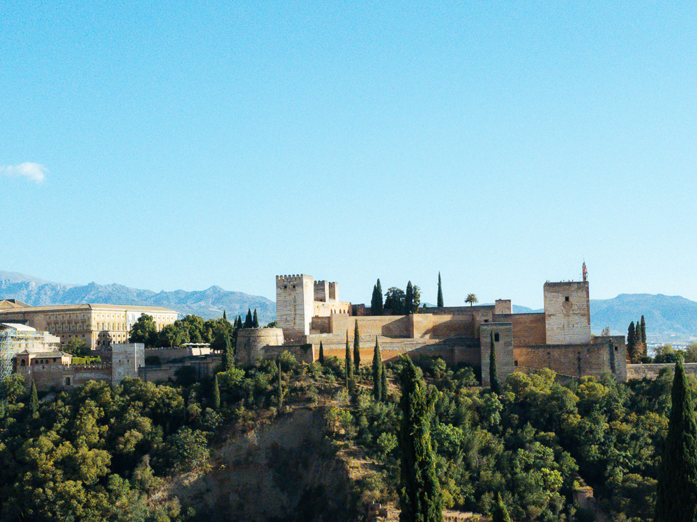 Pemandangan Alhambra dan Sierra Nevada dari taman Masjid Granada