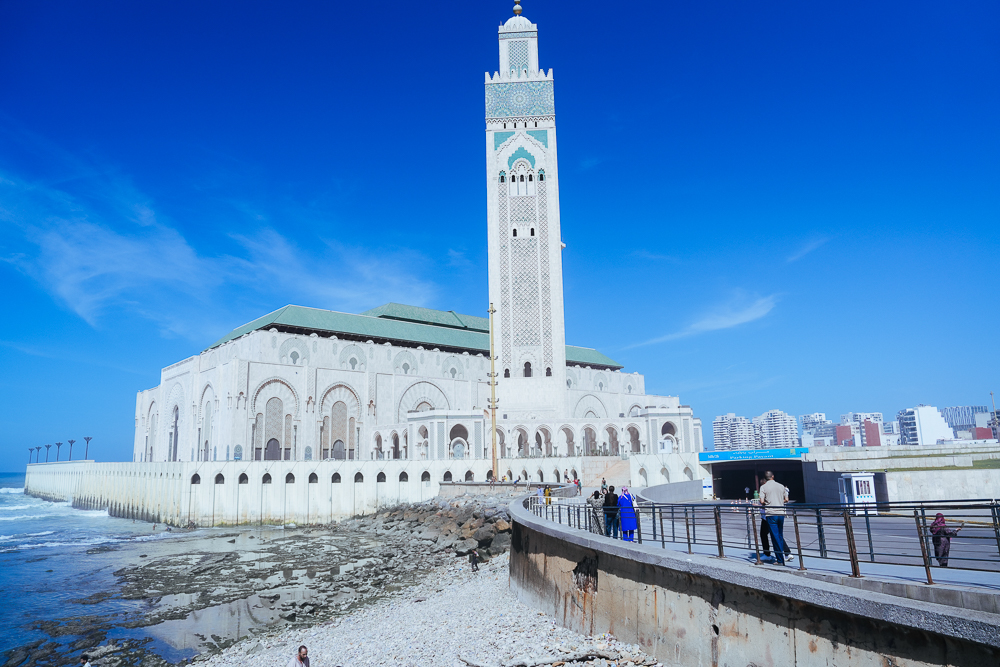 Masjid Hassan II Casablanca dari tebing berbatu di tepi laut