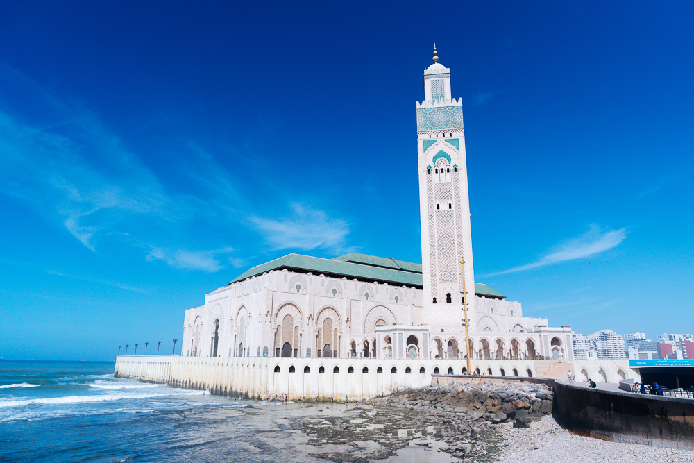 Ombak Atlantik memukul tembok Masjid Hassan II Casablanca