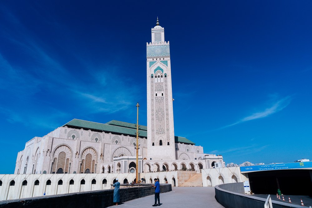 Pandangan hadapan Masjid Hassan II Casablanca dengan menara dan dewan solat