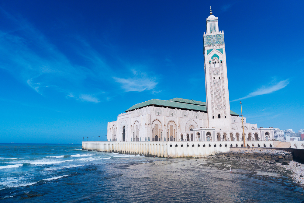 Masjid Hassan II dilihat dari pantai berbatu Casablanca