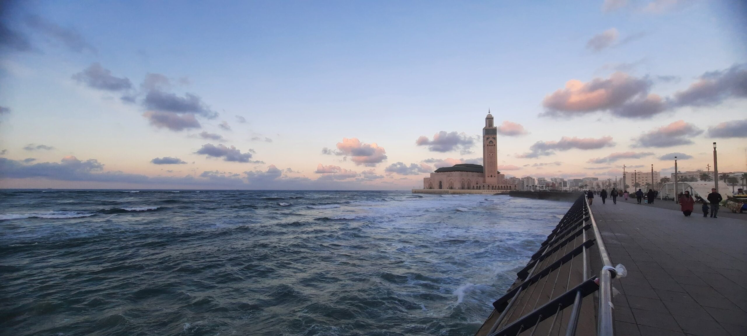 Masjid Hassan II di tepi Lautan Atlantik, Casablanca, waktu senja