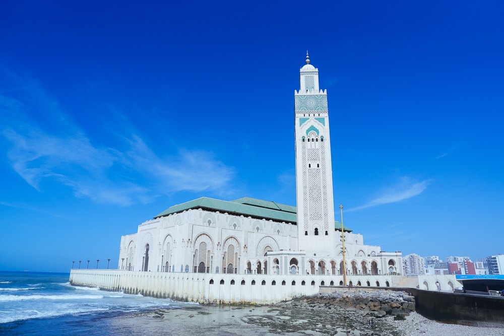 Masjid yang dibina di atas tanjung menghadap ombak Lautan Atlantik