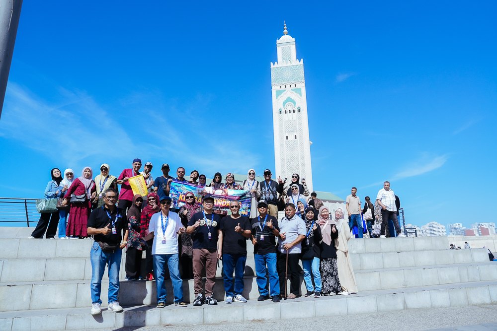 Rombongan pengembara Muslim bergambar di hadapan menara masjid di Casablanca