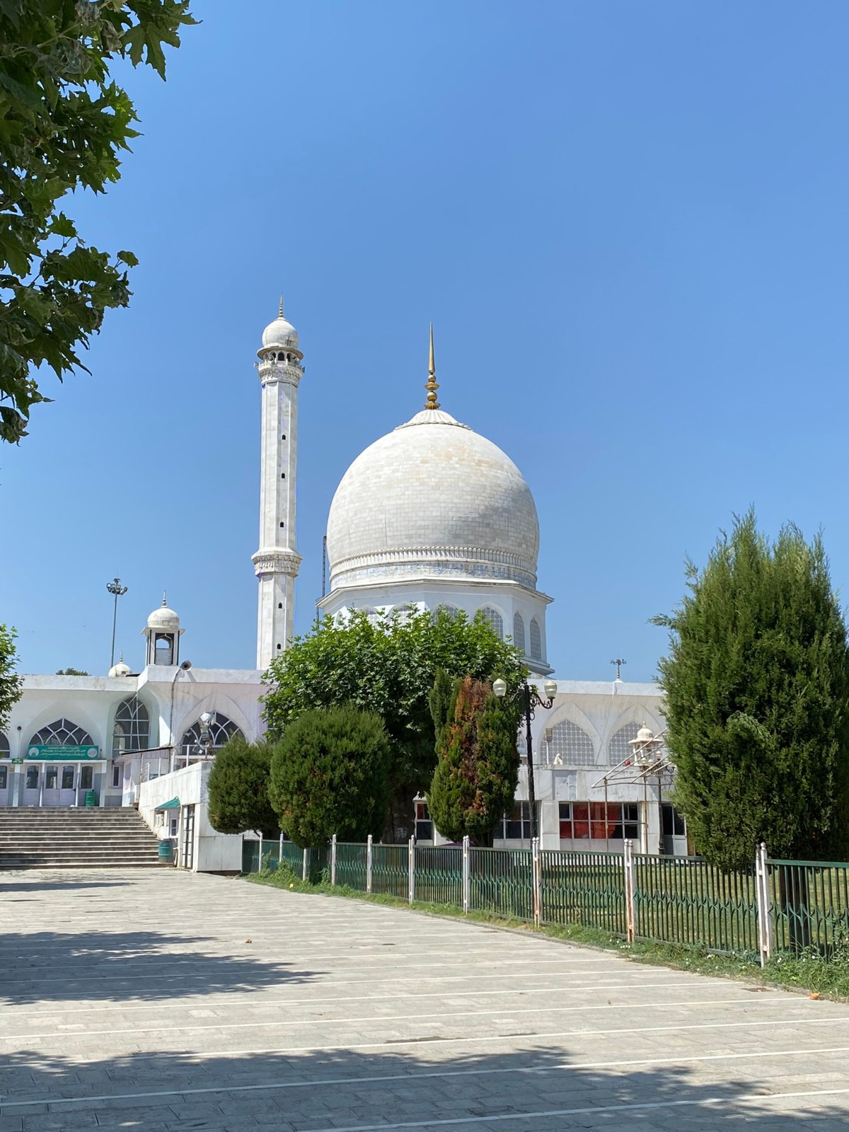 Kubah dan menara Masjid Hazratbal, Srinagar