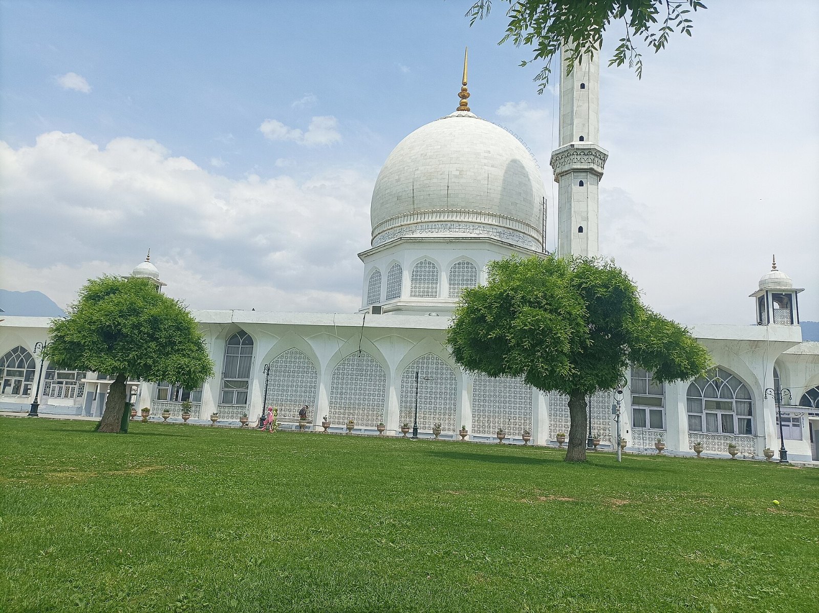 Masjid Hazratbal di tebing Tasik Dal, Srinagar