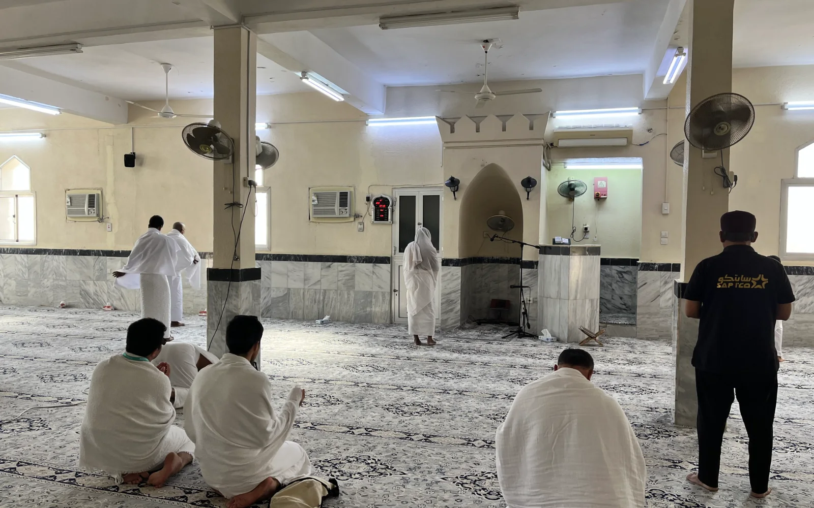 Jemaah berpakaian ihram di ruang solat Masjid Hudaibiyah
