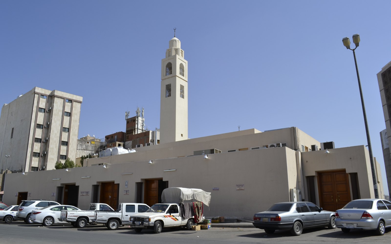 Bangunan Masjid al-Ijabah di tepi jalan kawasan Bani Muawiyah, Madinah