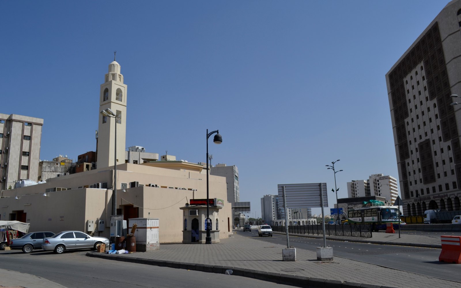 Masjid al-Ijabah dan kawasan sekitarnya di utara Masjid Nabawi
