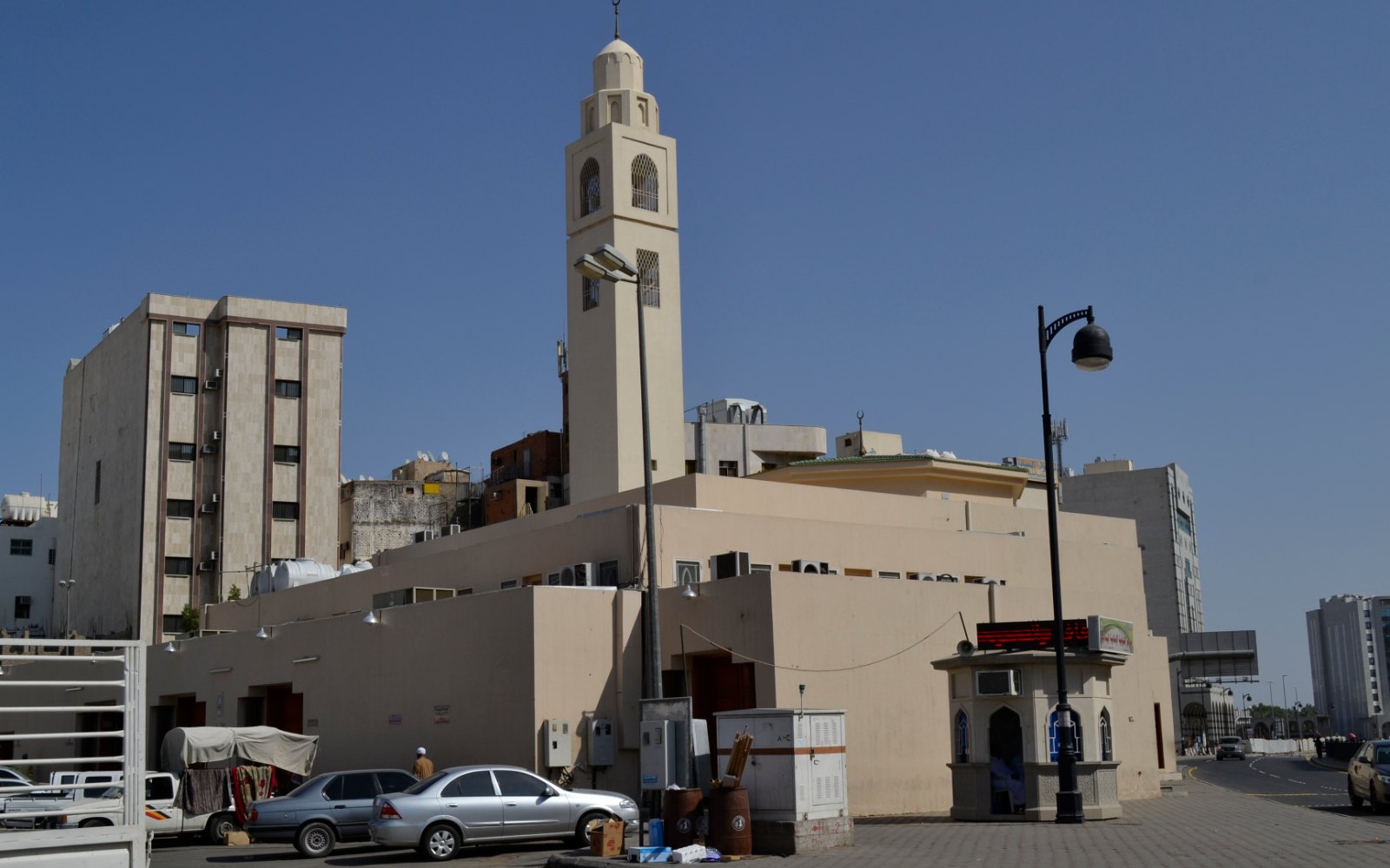 Masjid al-Ijabah atau Masjid Bani Muawiyah dengan menara tunggal di utara Masjid Nabawi