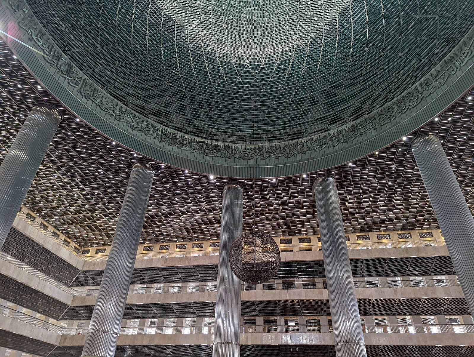 Bahagian dalam kubah Masjid Istiqlal, Jakarta