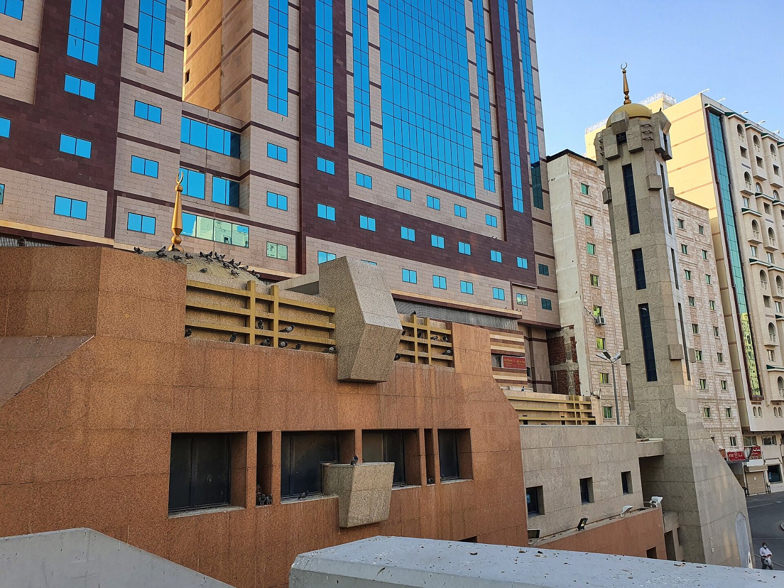 Menara Masjid Jin di tengah bangunan tinggi kawasan al-Hajun, Makkah