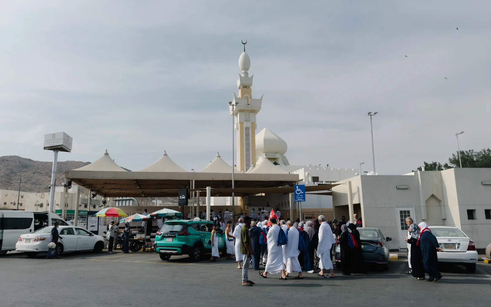Menara dan perkarangan Masjid Ji’ranah, Makkah