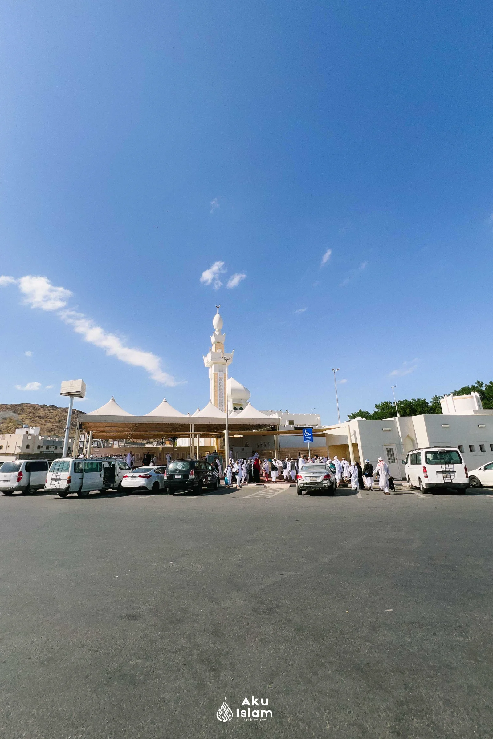 Kawasan parkir dan khemah teduhan di hadapan Masjid Ji‘ranah