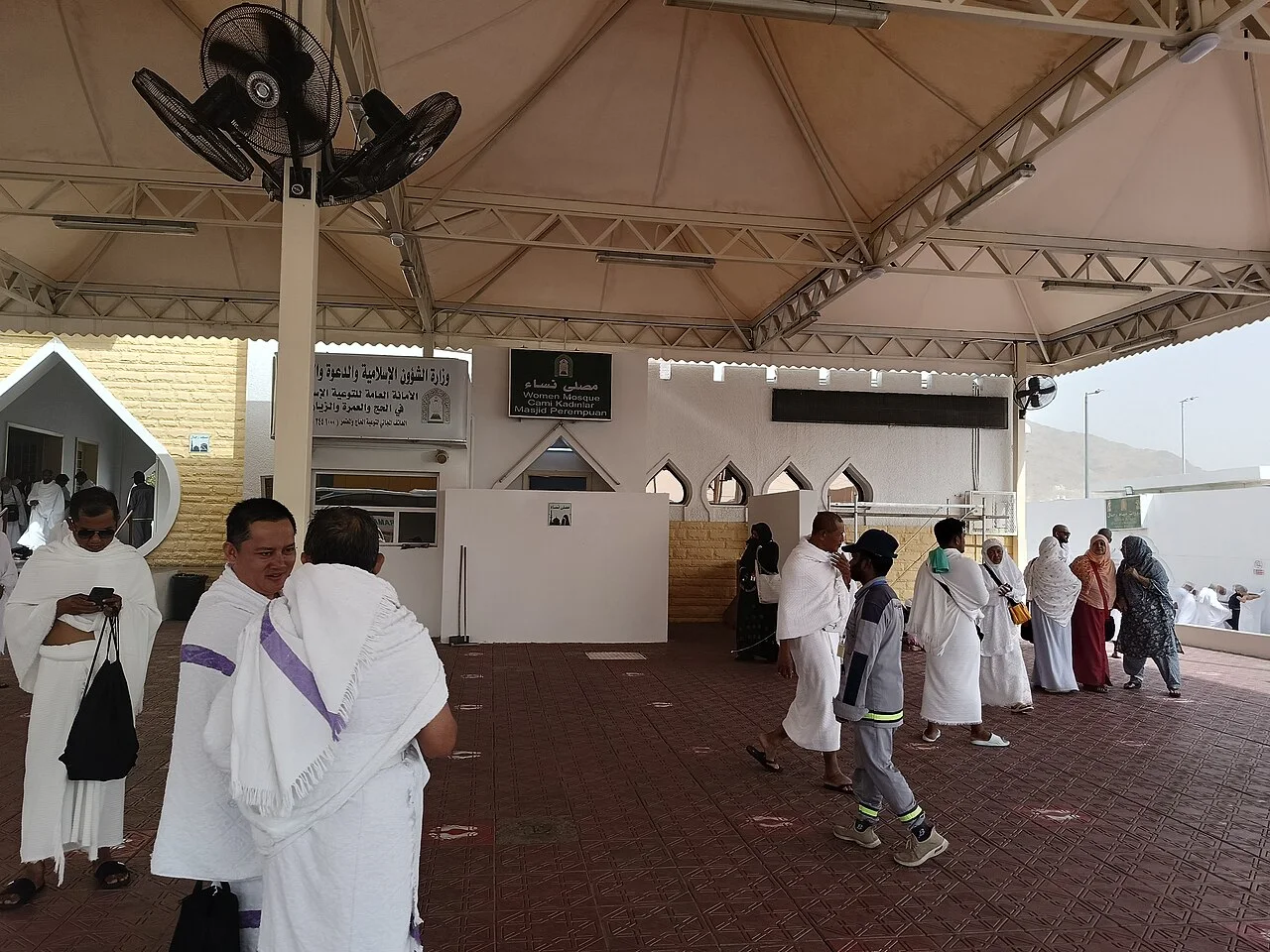 Jemaah berihram di perkarangan berbumbung Masjid Ji‘ranah