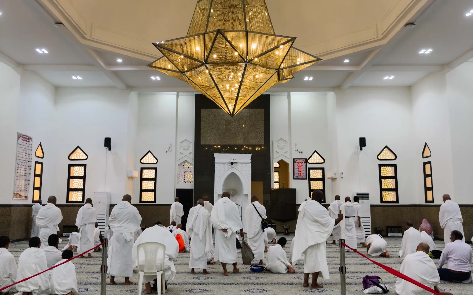Jemaah berpakaian ihram di ruang solat Masjid Ji’ranah