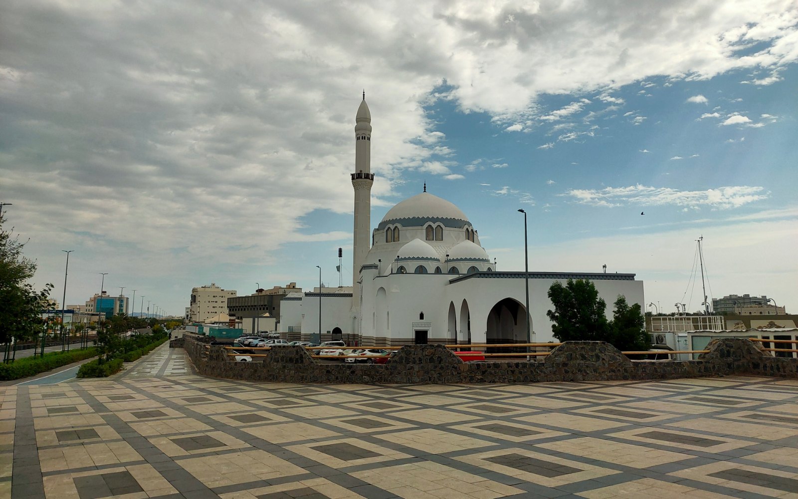 Dataran berturap luas di hadapan Masjid al-Jumu‘ah, Wadi Ranuna, Madinah