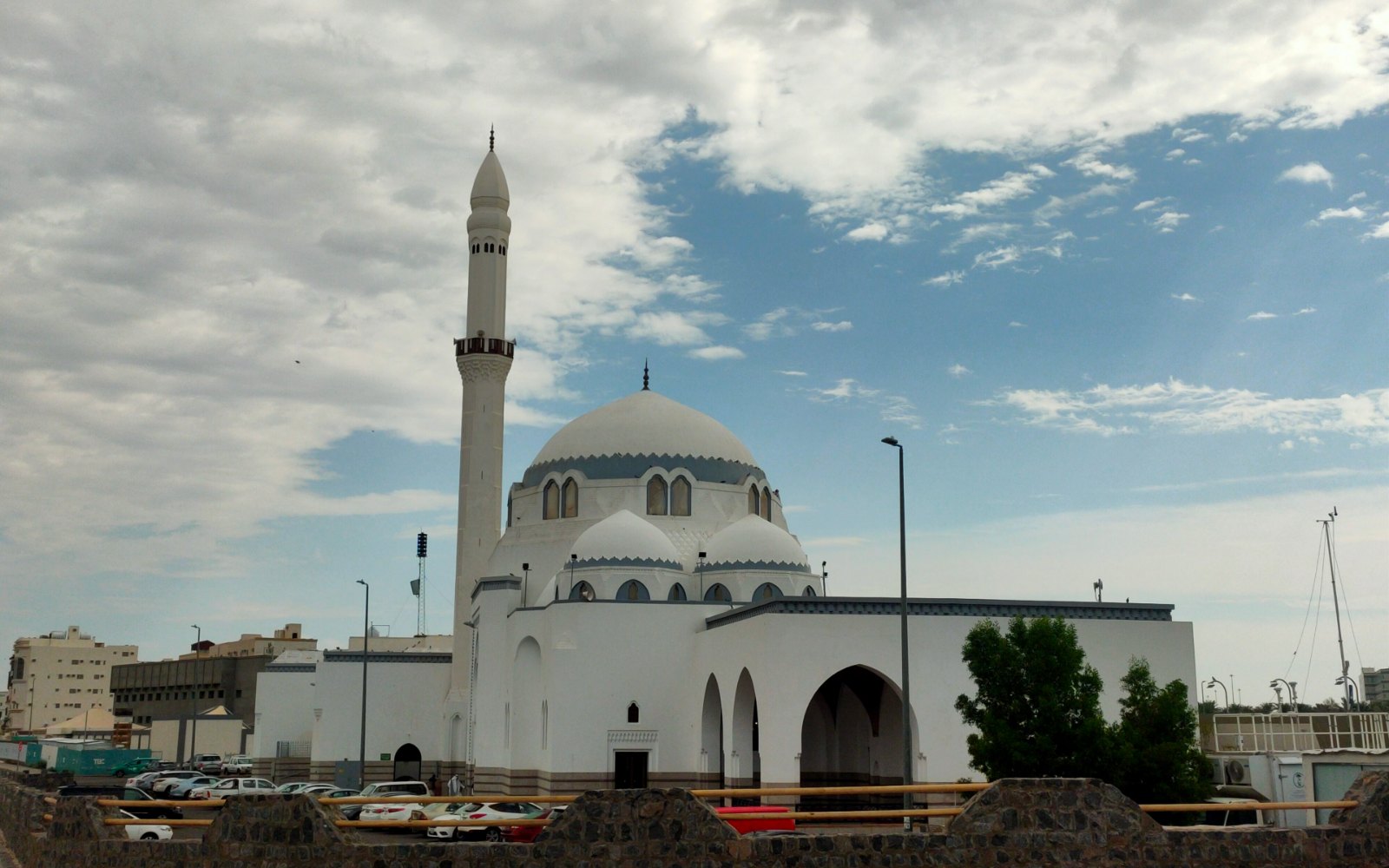 Masjid al-Jumu‘ah di Madinah dengan kubah putih utama, kubah kecil dan menara tinggi