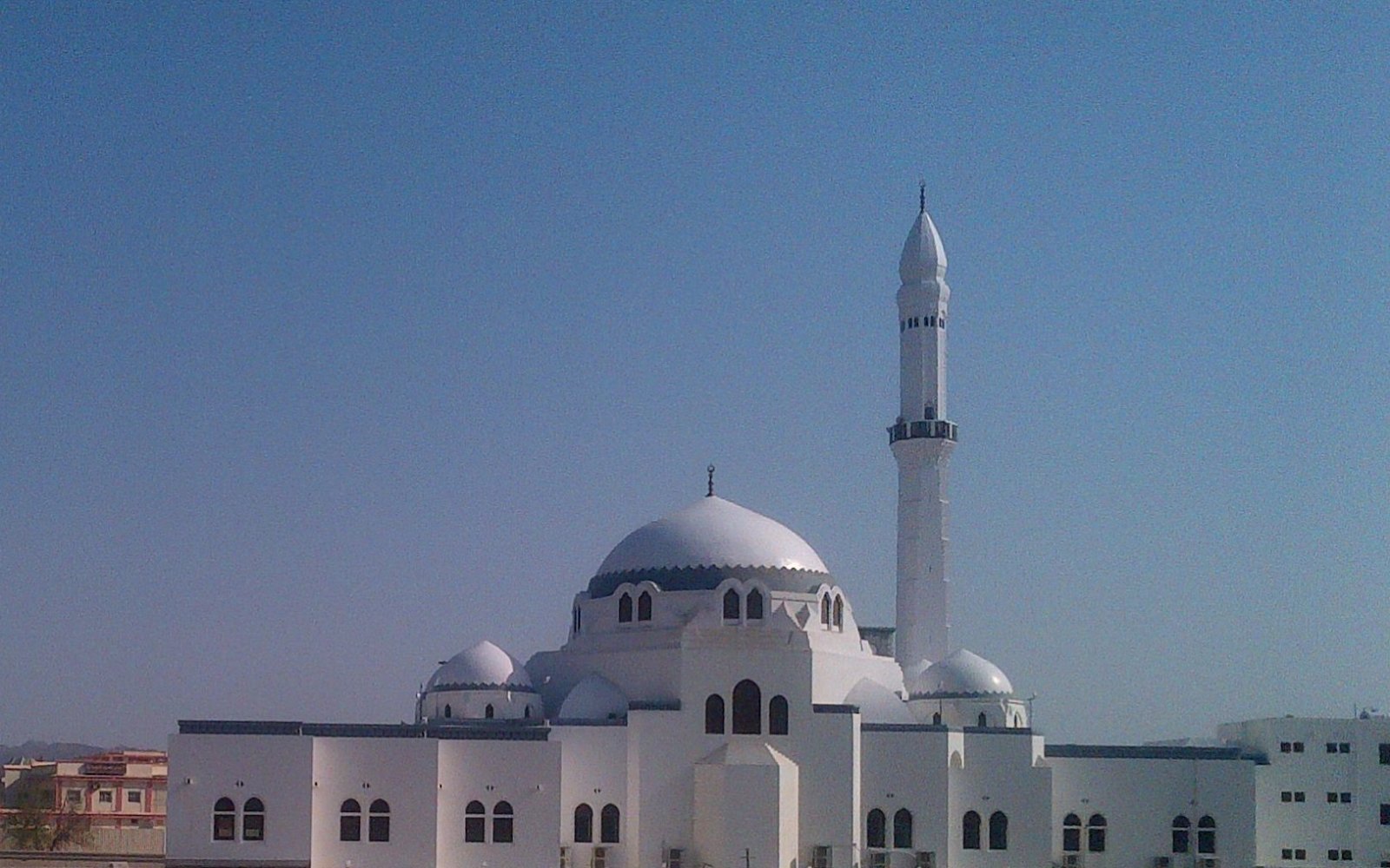 Kubah utama dan kubah kecil Masjid al-Jumu‘ah di bawah langit biru Madinah