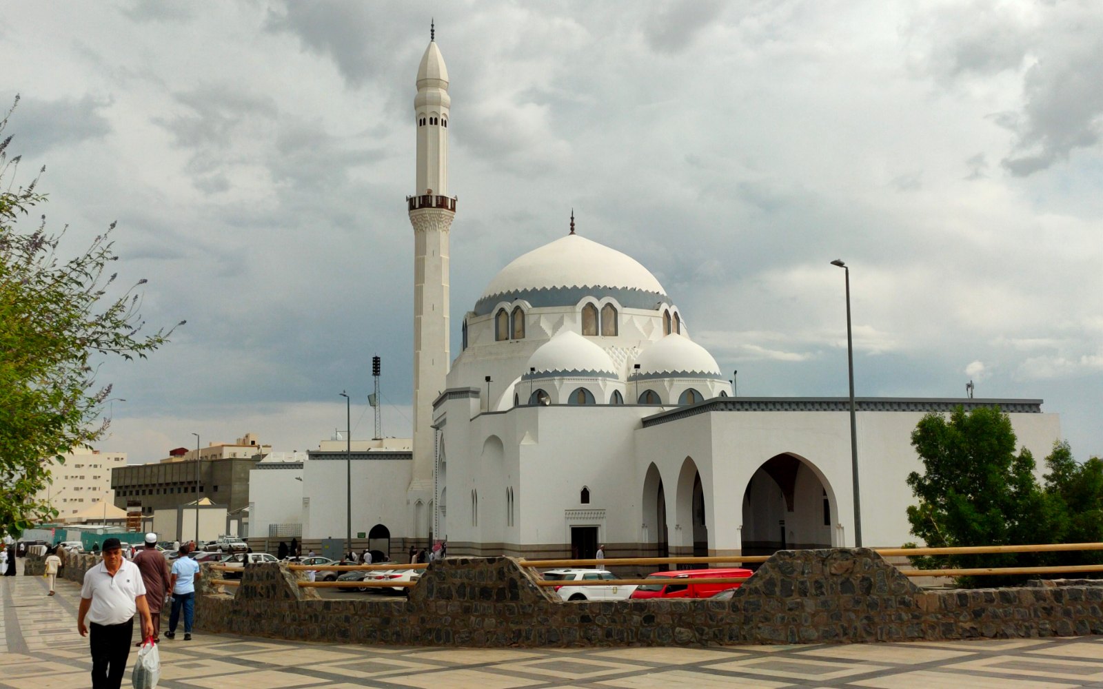 Pintu masuk dan dataran Masjid al-Jumu‘ah di selatan Madinah