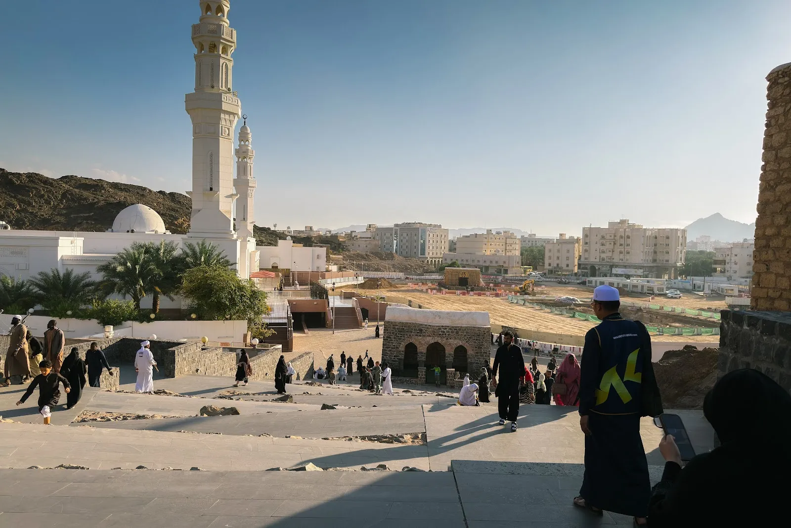 Masjid Khandaq dengan menara putih dan masjid batu di kawasan Masjid Tujuh, Madinah
