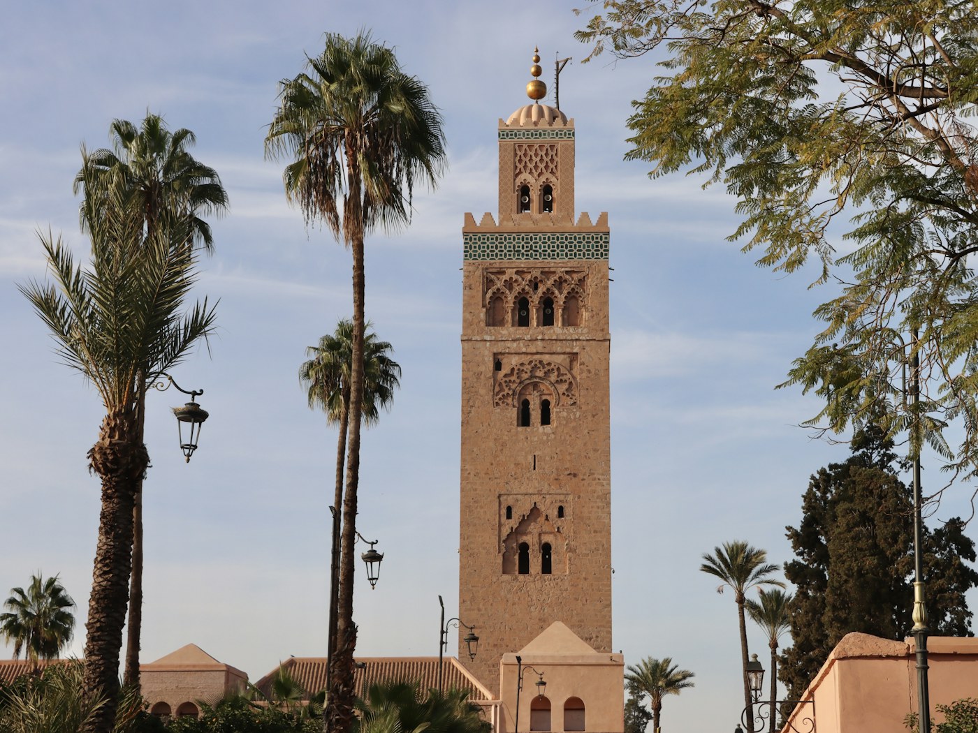 Menara Masjid Koutoubia di antara pokok palma, berhampiran dataran utama Marrakech