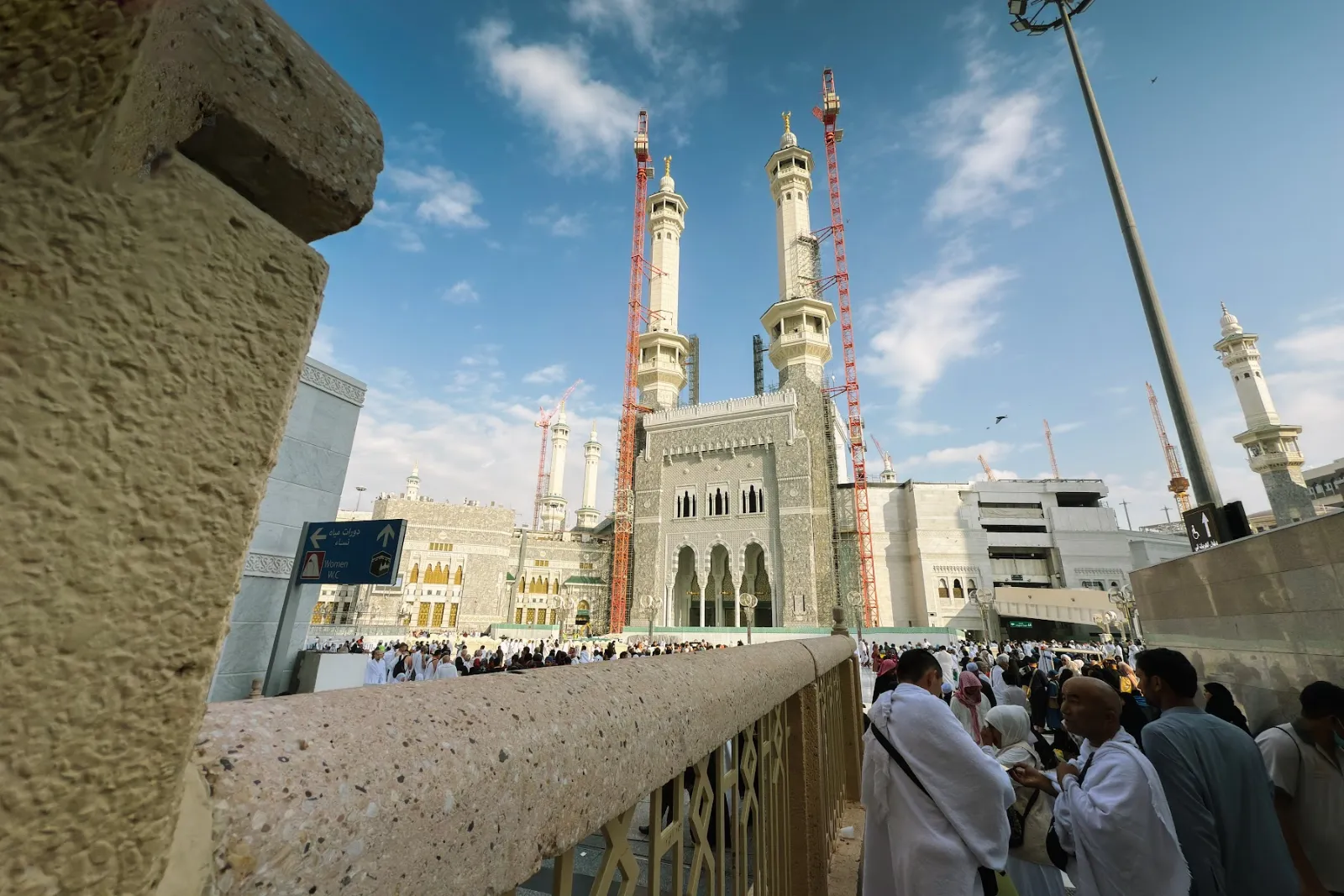Pintu Masjidil Haram dengan menara dan kren pembinaan di sekelilingnya