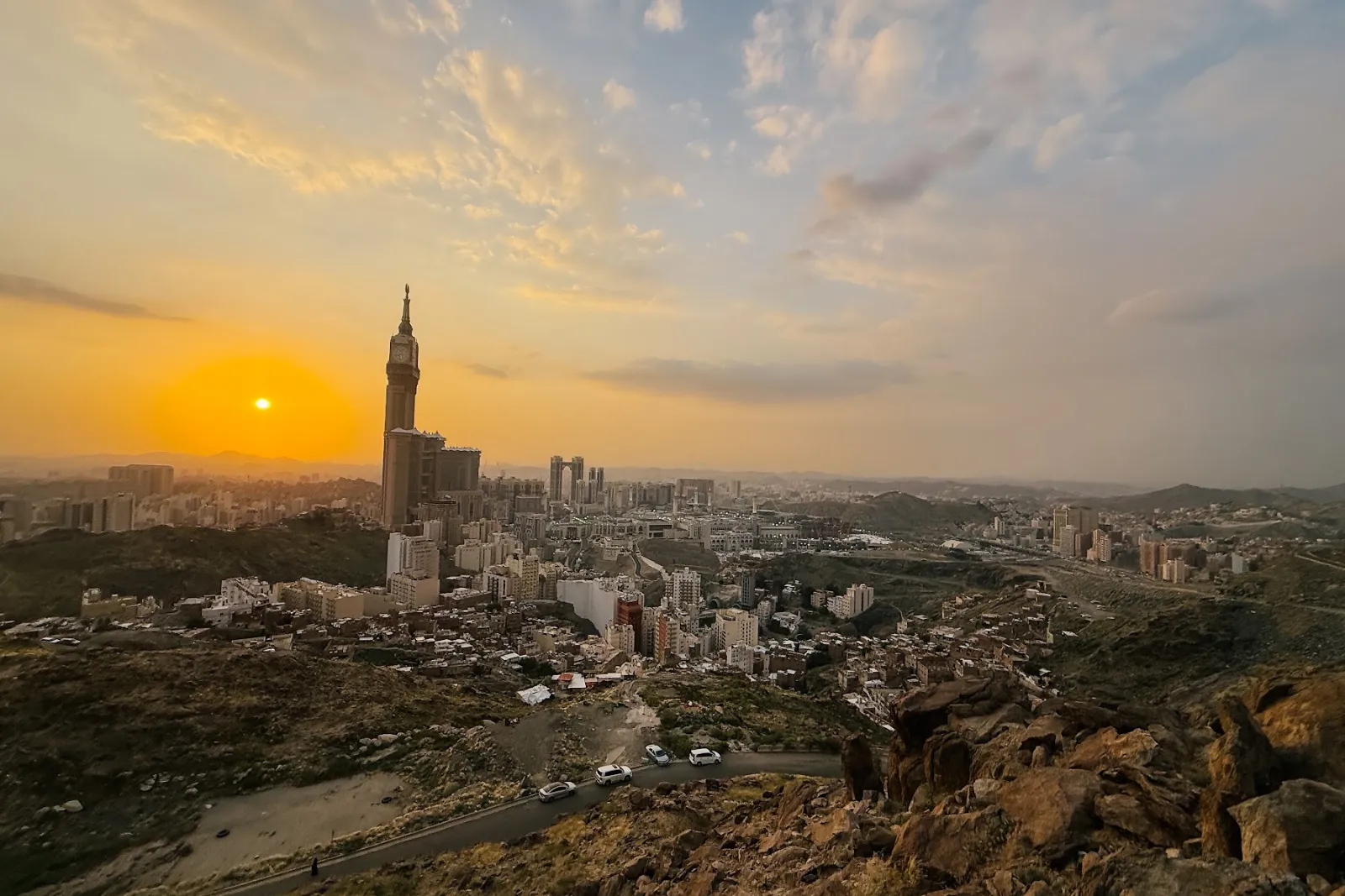 Panorama kota Makkah dengan Menara Jam ketika matahari terbenam dilihat dari bukit