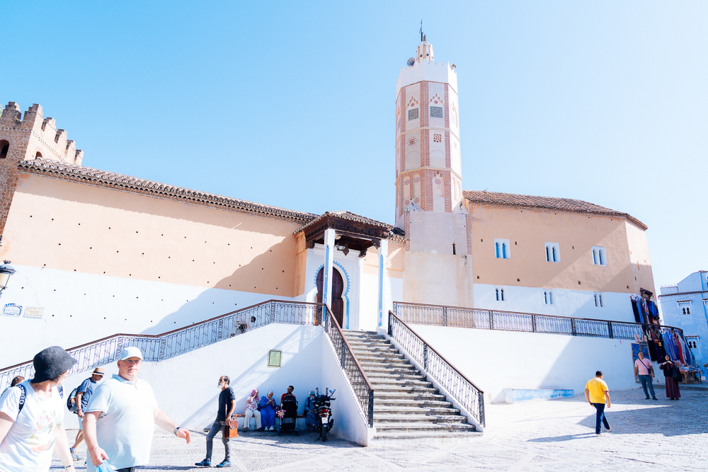 Masjid Besar Chefchaouen dengan tangga putih dan menara di tepi dataran