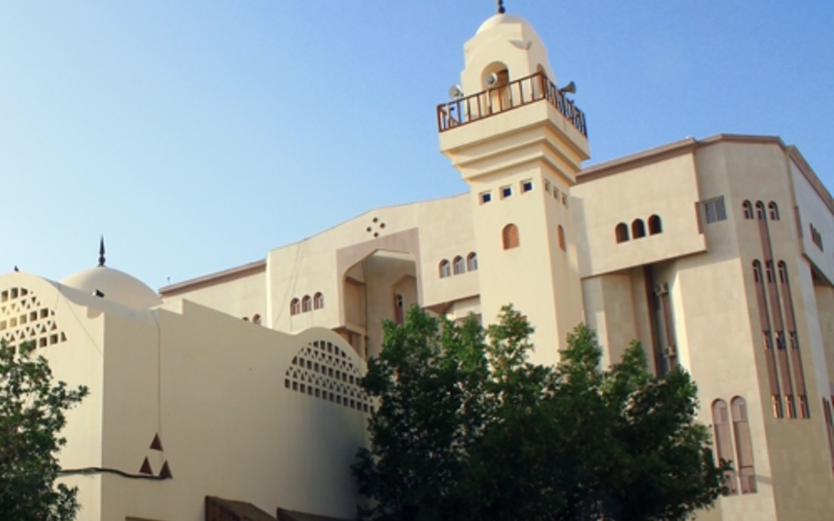 Masjid al-Mustarah dengan menara dan bumbung berlengkung di Jalan Sayyid al-Syuhada, Madinah