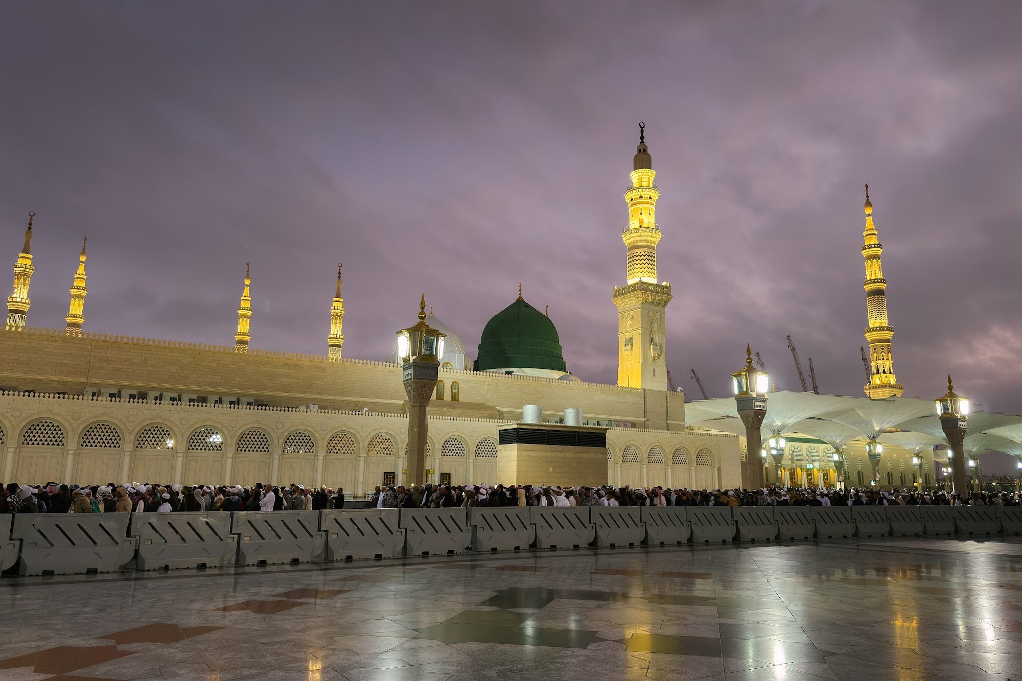 Masjid Nabawi dan Kubah Hijau pada awal pagi, titik mula kebanyakan ziarah di Madinah