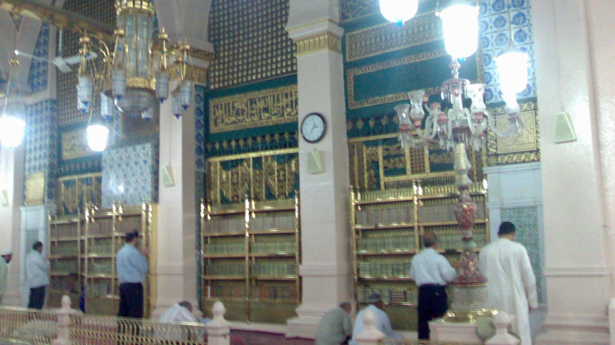 Tiang berhias dan pagar keemasan di bahagian lama Masjid Nabawi berhampiran Hujrah Syarifah
