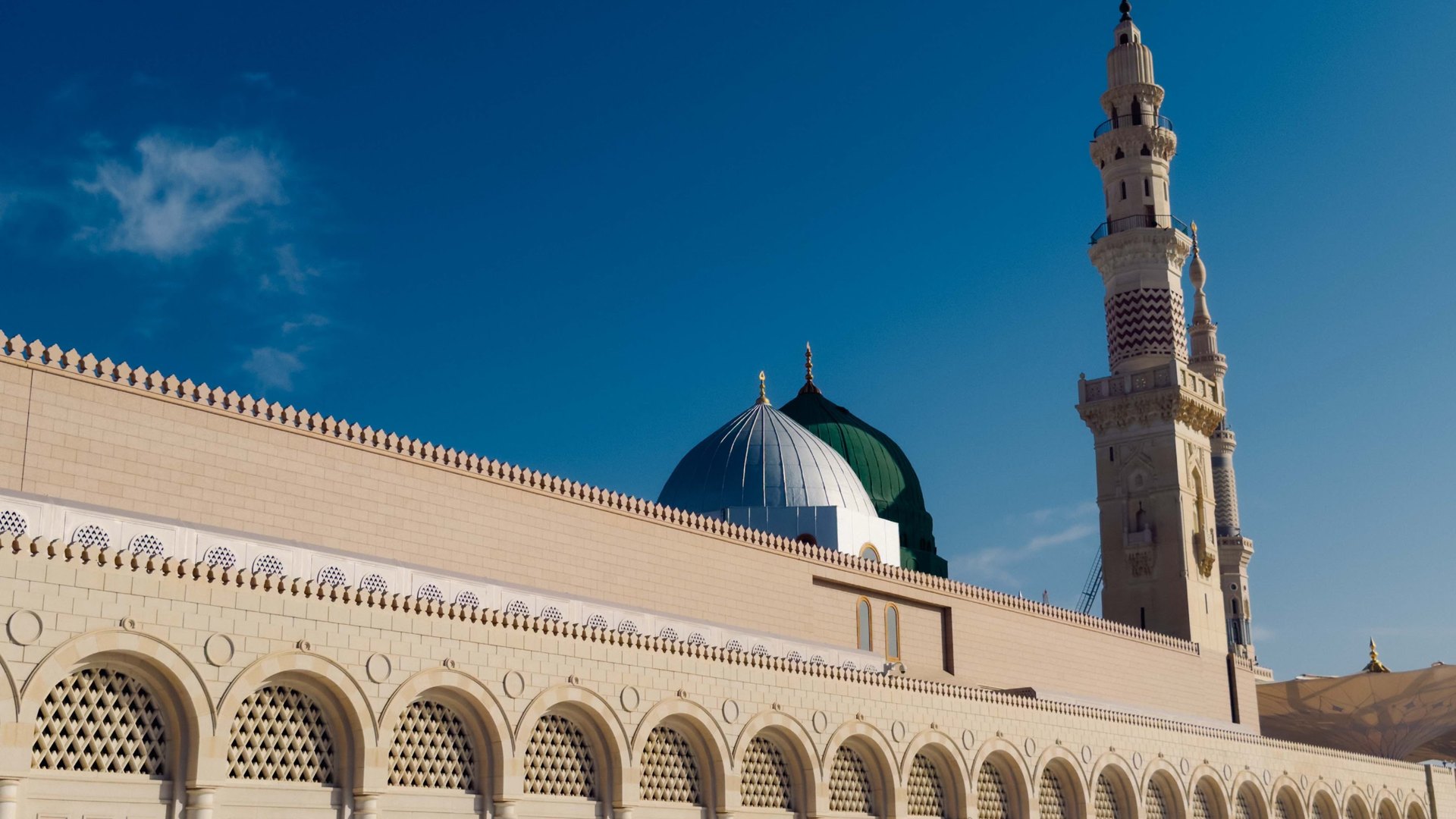 Kubah Hijau dan menara Masjid Nabawi di Madinah pada waktu pagi