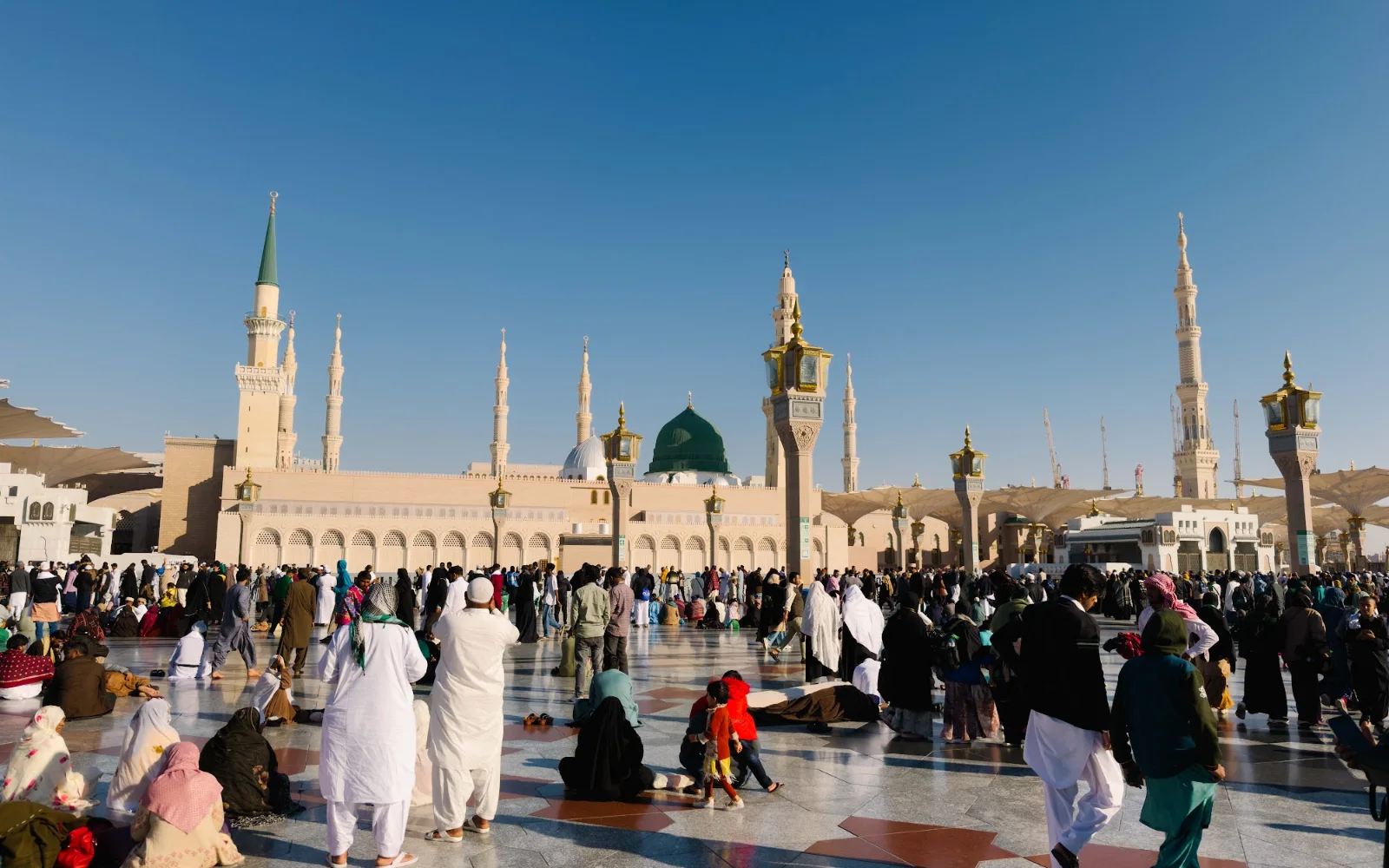 Dataran Masjid Nabawi dengan Kubah Hijau dan jemaah pada waktu pagi