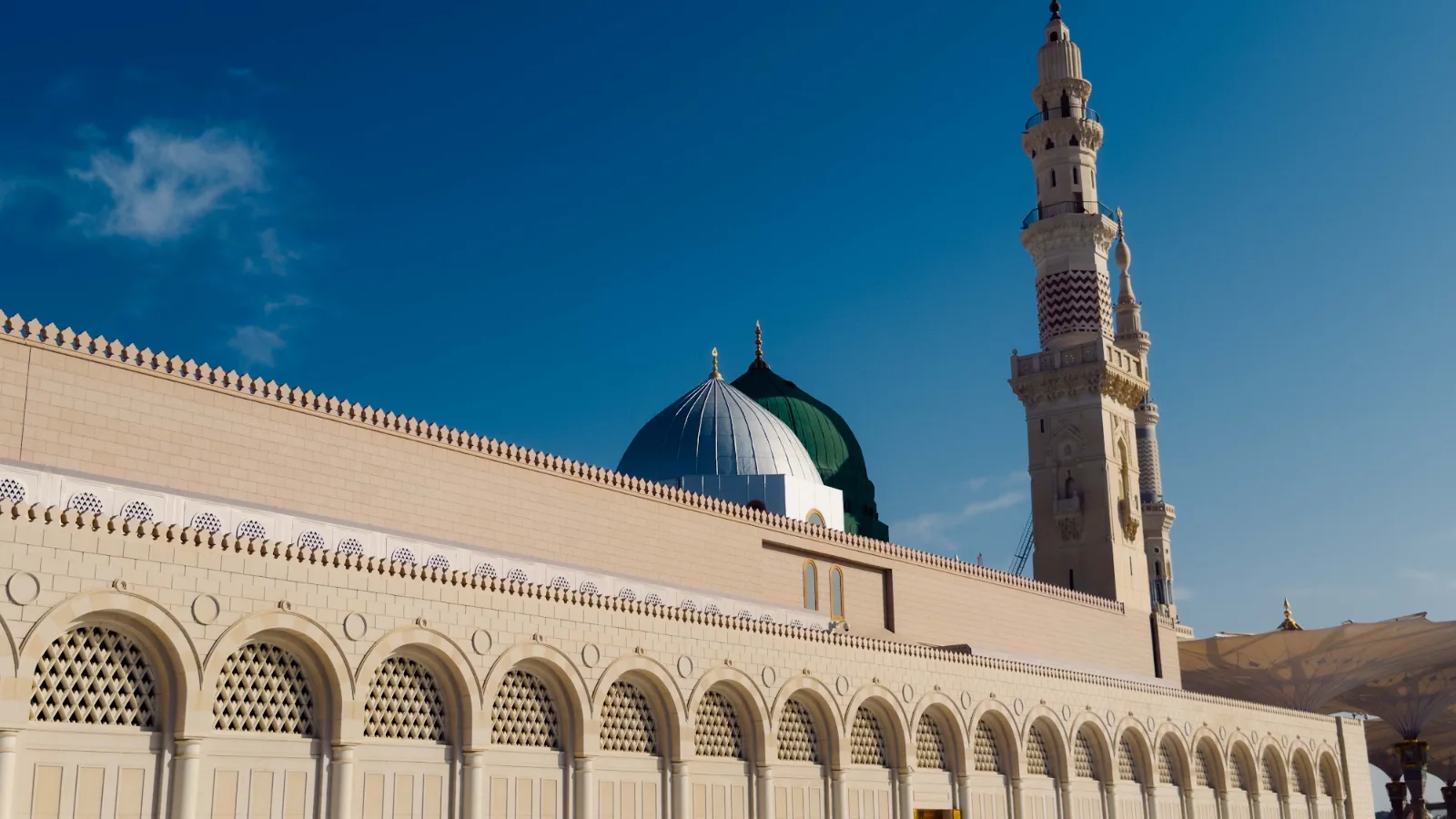 Kubah Hijau dan menara Masjid Nabawi di Madinah