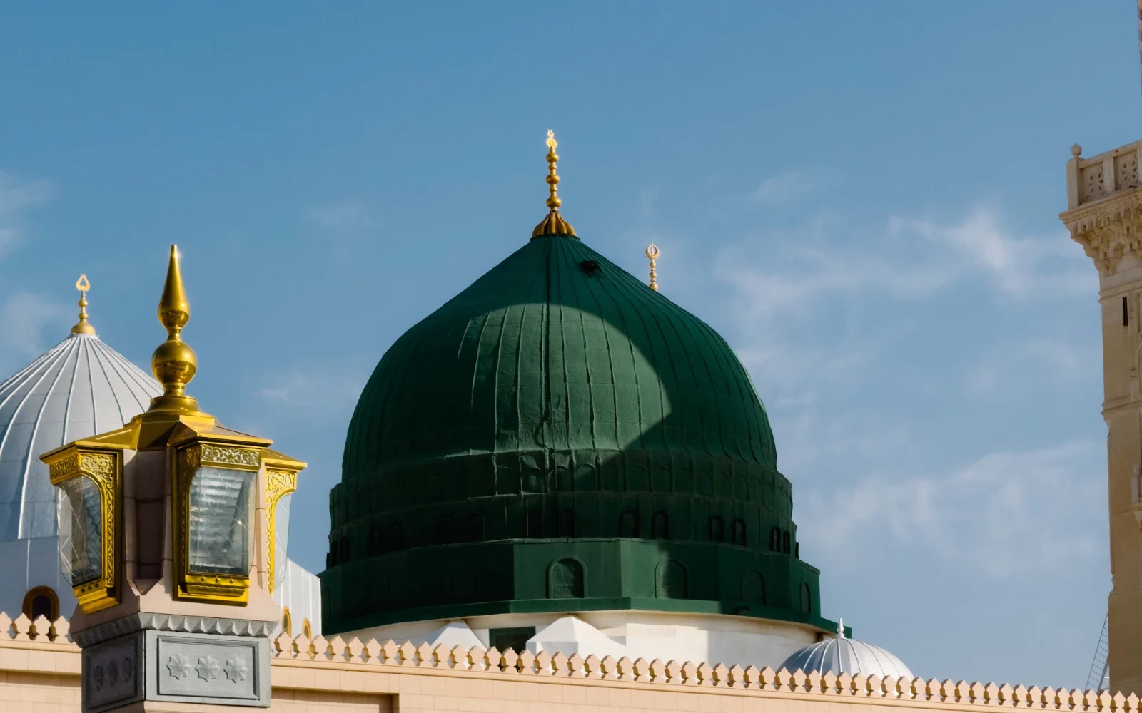 Kubah Hijau dan menara Masjid Nabawi di bawah langit biru