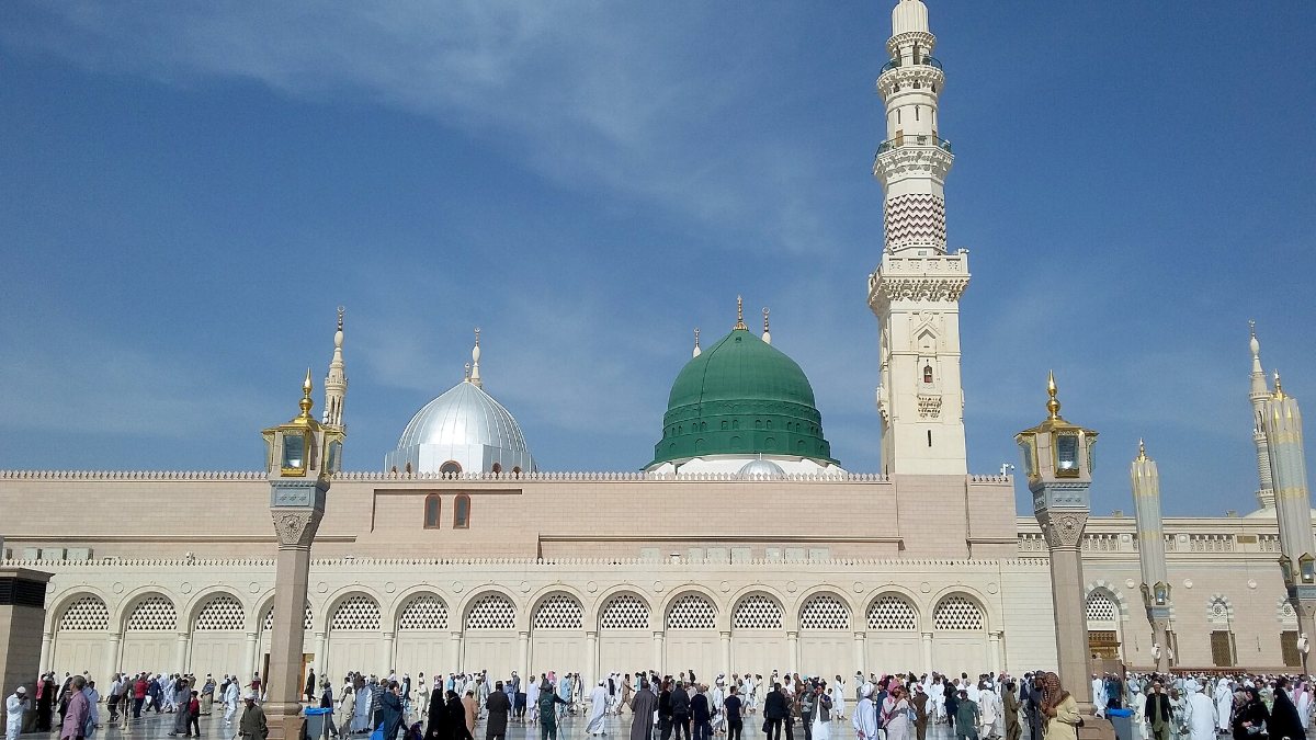 Kubah Hijau dan menara Masjid Nabawi di bawah langit biru