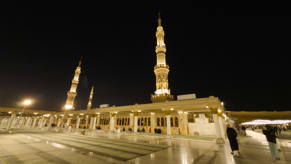 Menara Masjid Nabawi dan dataran yang terang pada waktu malam