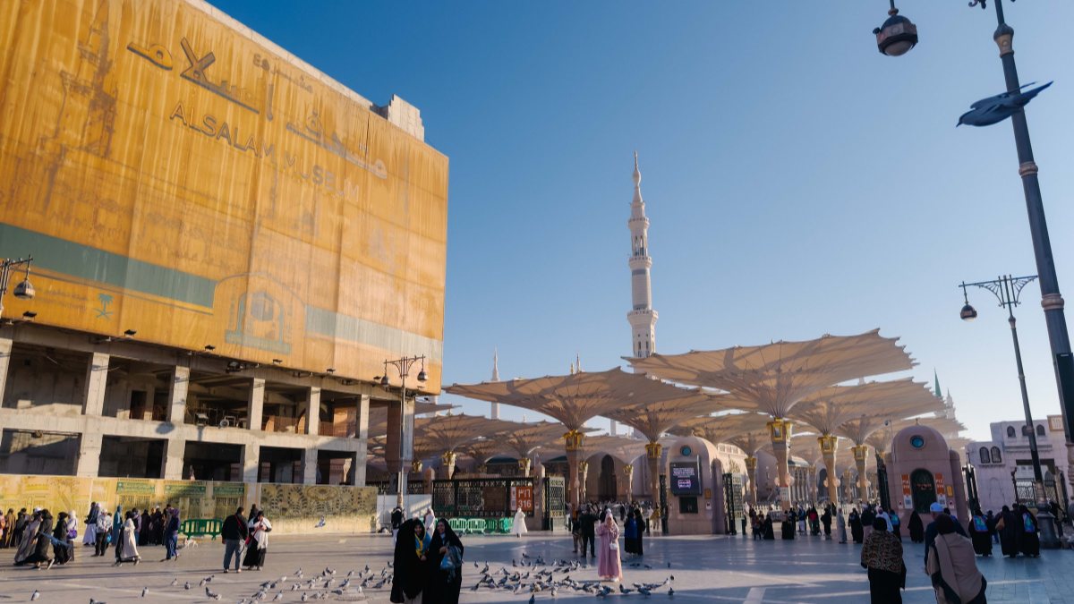 Payung teduhan dan menara di dataran Masjid Nabawi pada waktu pagi