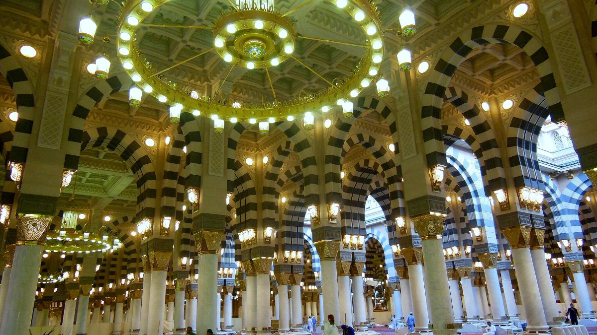 Ruang solat Masjid Nabawi dengan lengkungan dan lampu gantung