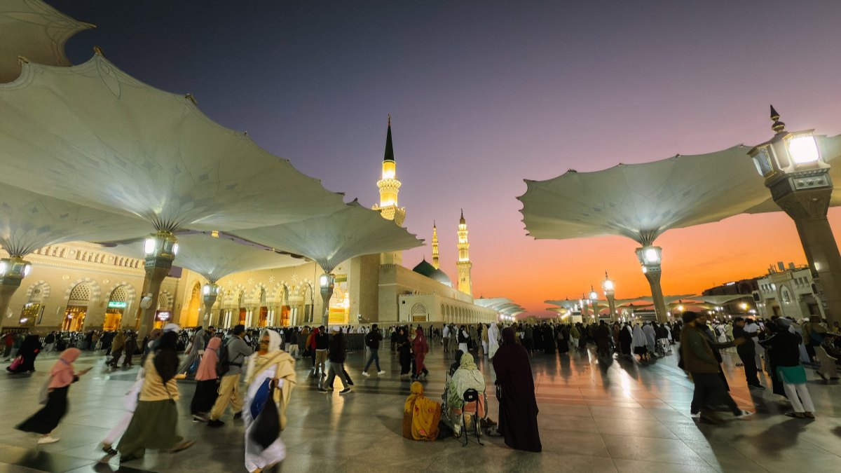 Masjid Nabawi pada waktu senja dengan payung gergasi dan menara bercahaya