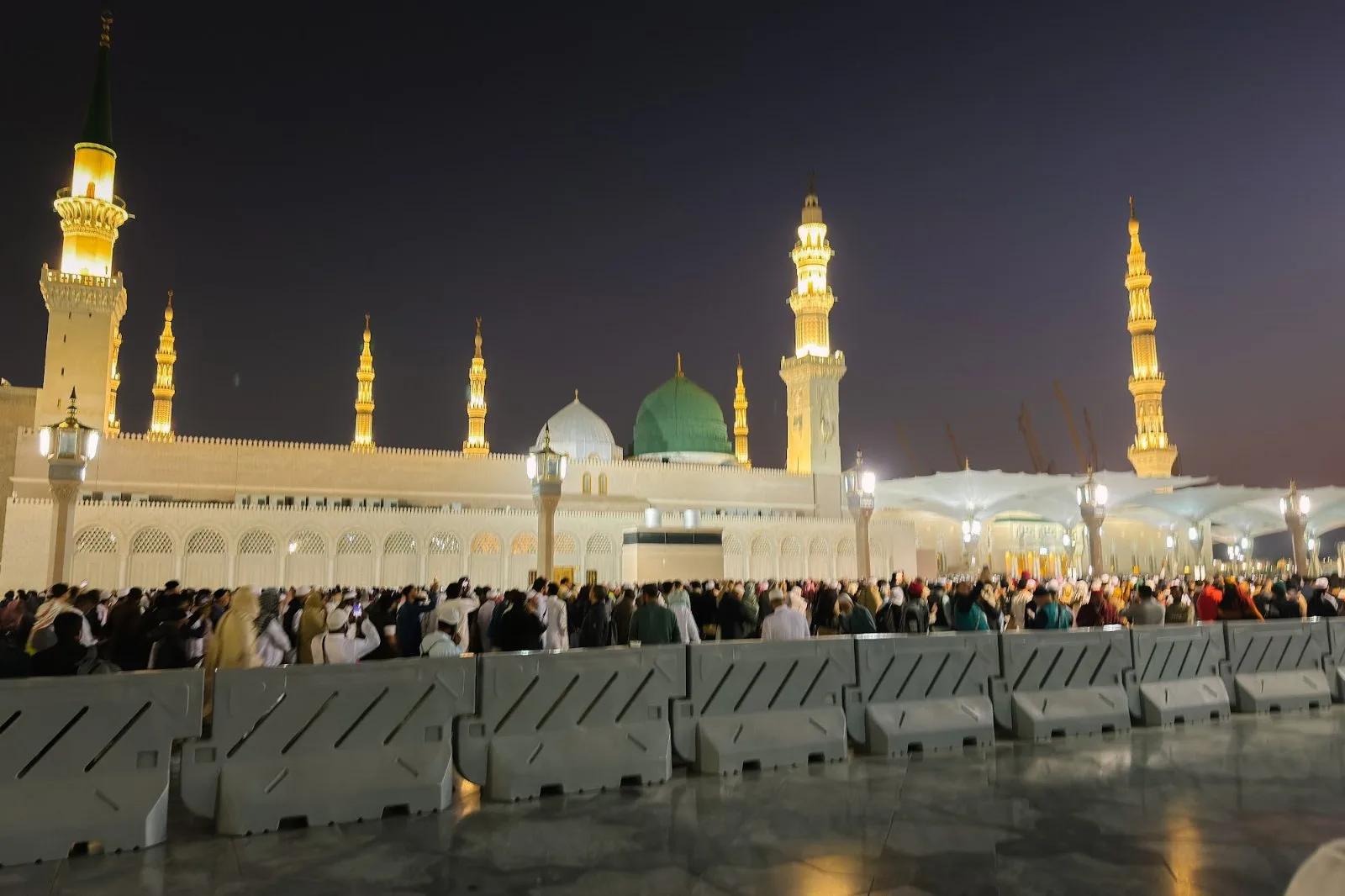 Dataran Masjid Nabawi pada waktu malam dengan jemaah