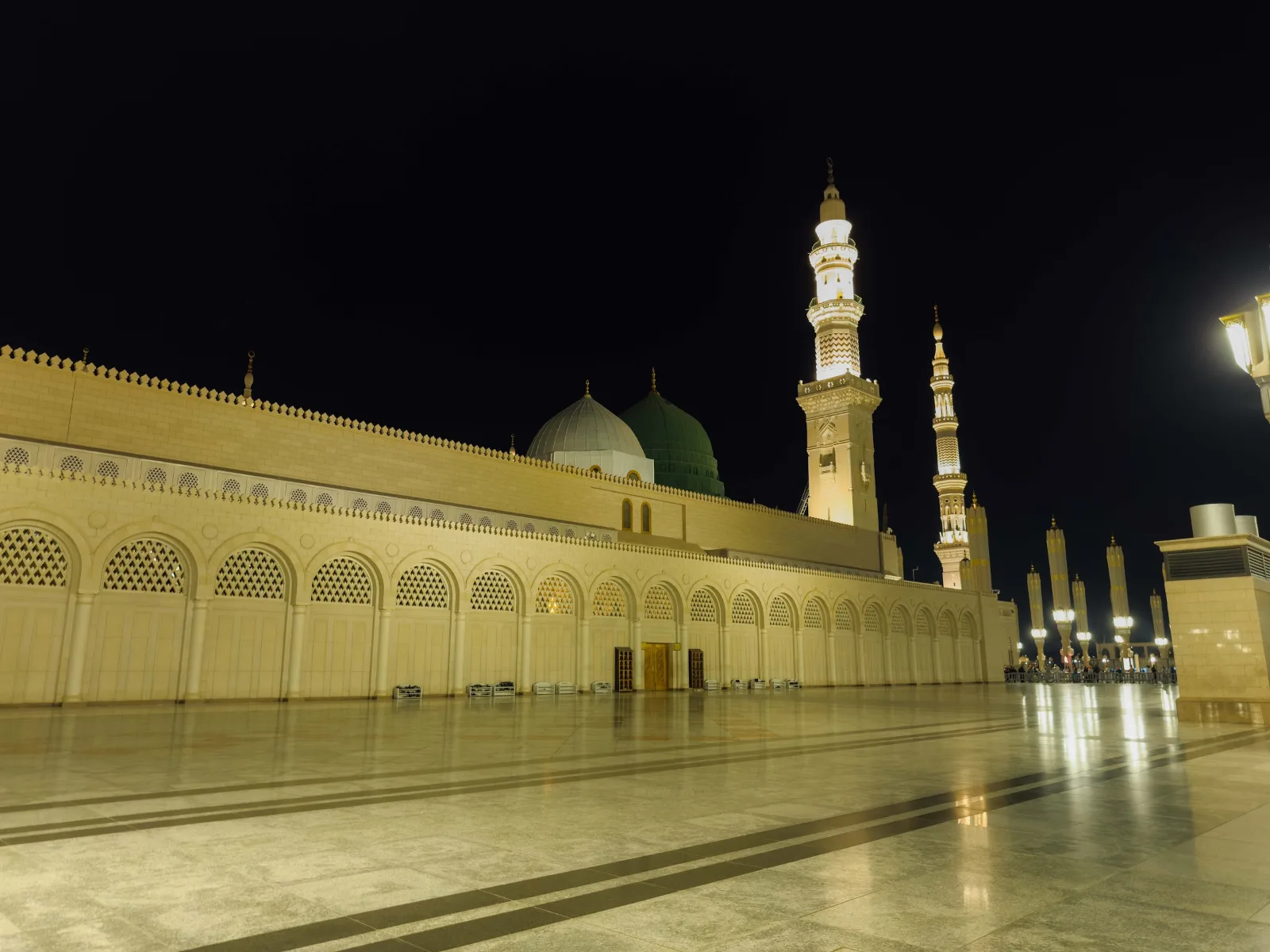 Dataran Masjid Nabawi pada waktu malam selepas jemaah tiba di Madinah
