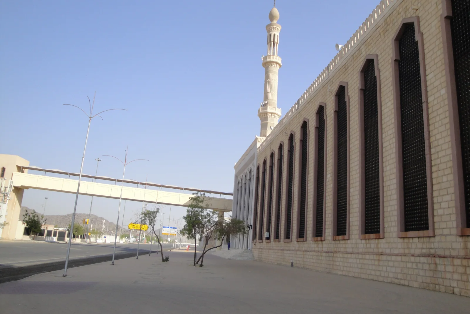 Dinding sisi dan menara Masjid Namirah di Arafah ketika di luar musim haji