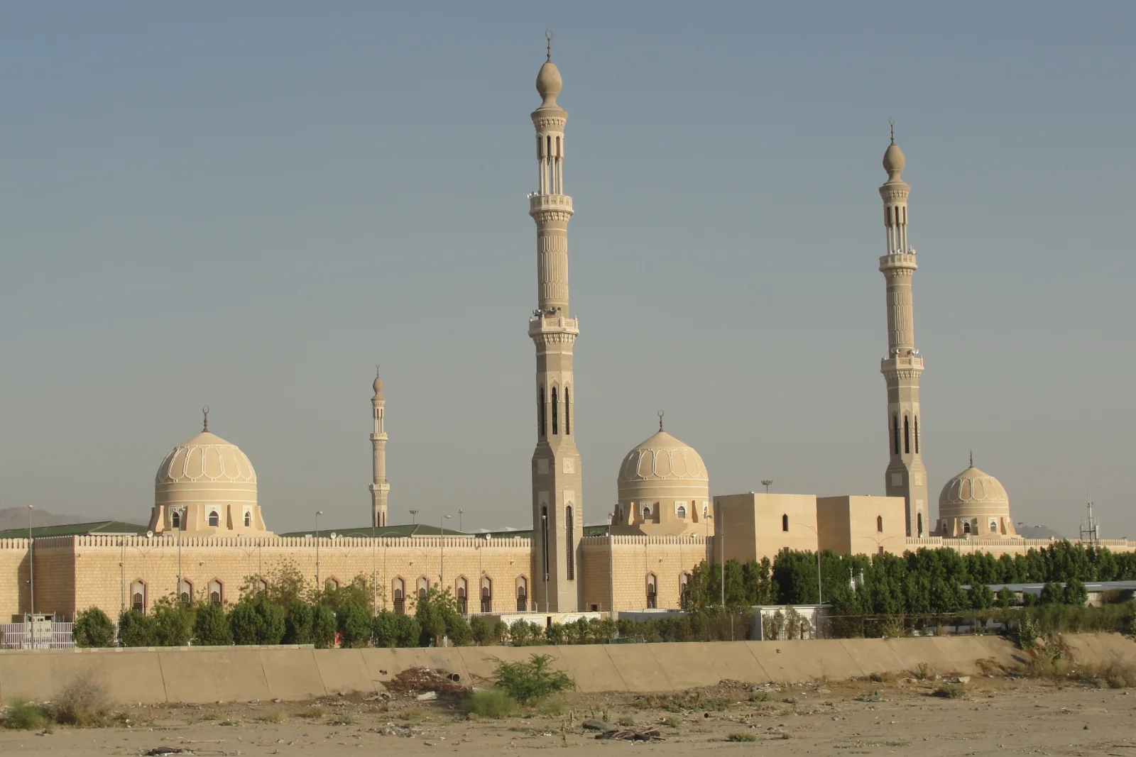 Masjid Namirah di pinggir barat Arafah dengan menara tinggi dan kubah
